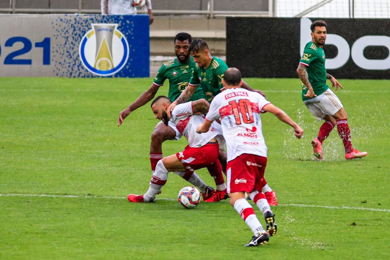 Primeiro tempo teve poucas oportunidades