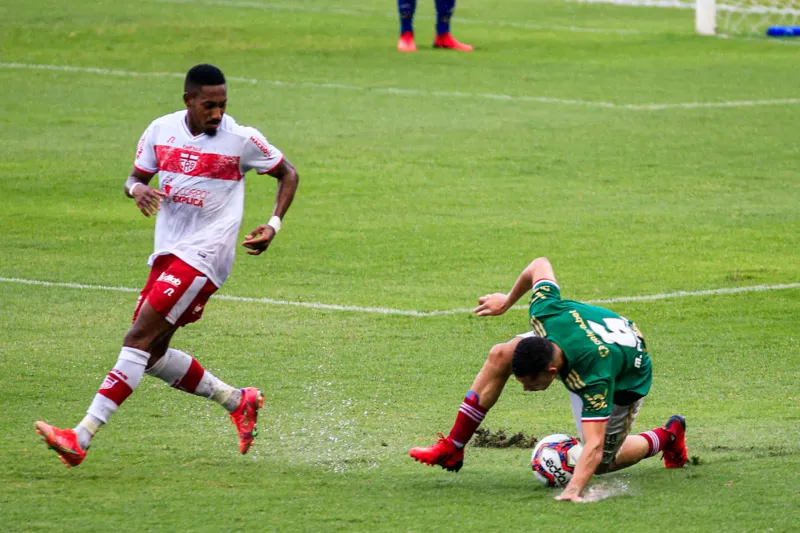 Debaixo de muita chuva, Galo e Raposa não saíram do 0 a 0