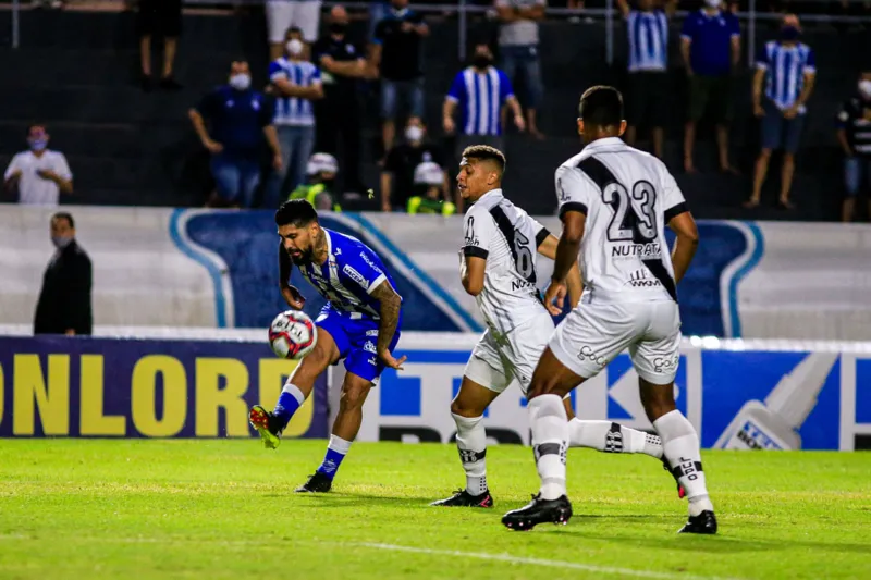 Com gol polêmico nos acréscimos, CSA vence a Ponte de virada e se aproxima do G-4: 2 a 1