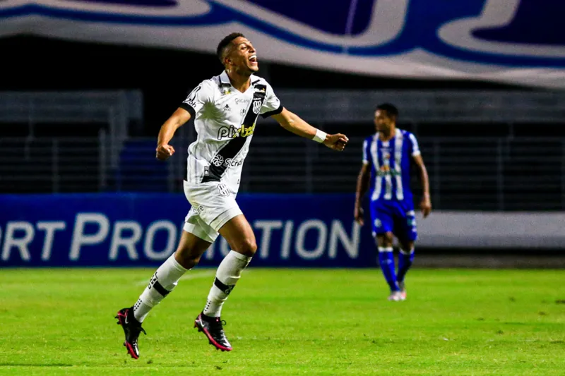 Rafael Santos fez um gol de placa no Estádio Rei Pelé