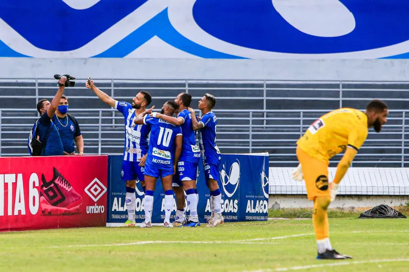 Artilheiro Rodrigo Rodrigues marca duas vezes e CSA vence a primeira na Copa do Nordeste 2022: 3 a 0