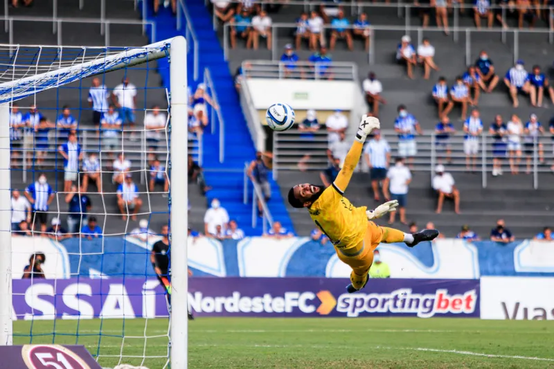 Goleiro Lucas Ferreira resolveu na defesa enquanto Belo pressionava o time marujo