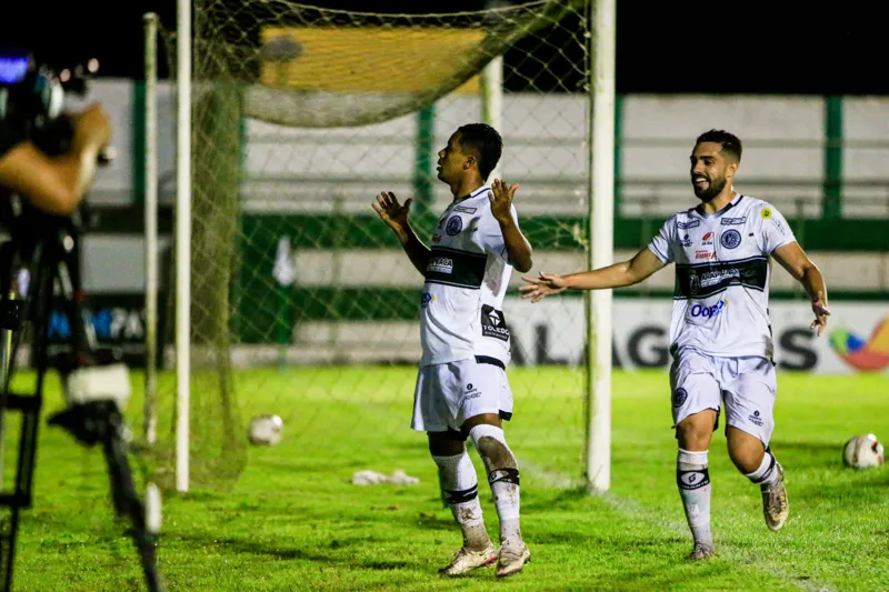 Xande briga por vaga no time titular, mas deve iniciar no banco