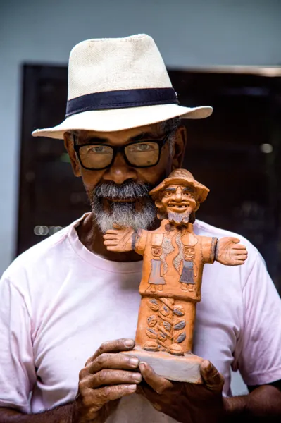 João das Alagoas e a arte de contar histórias por meio do barro