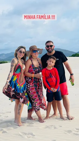 Josy com seus filhos e o esposo
