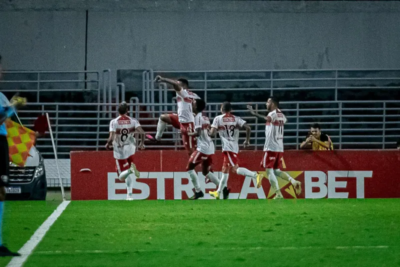 CRB marcou o segundo gol após um lance bem confuso