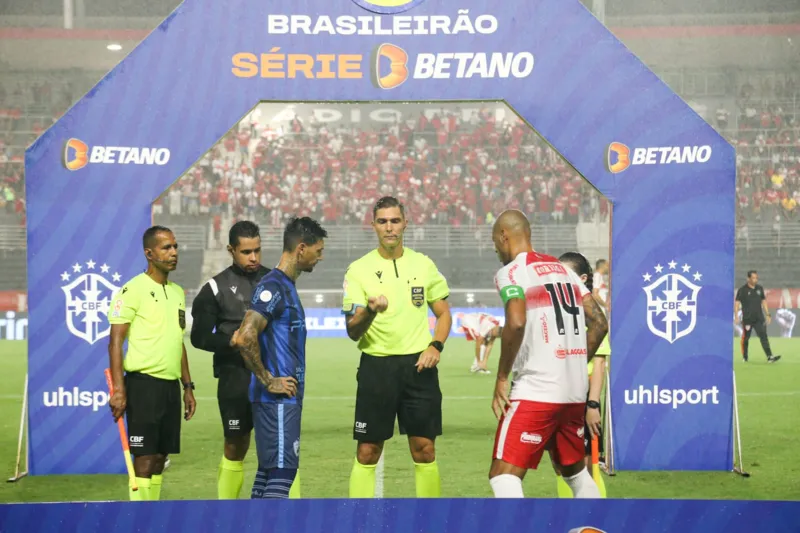 Em jogo dramático no final, CRB vence o Londrina no Rei Pelé: 2 a 1