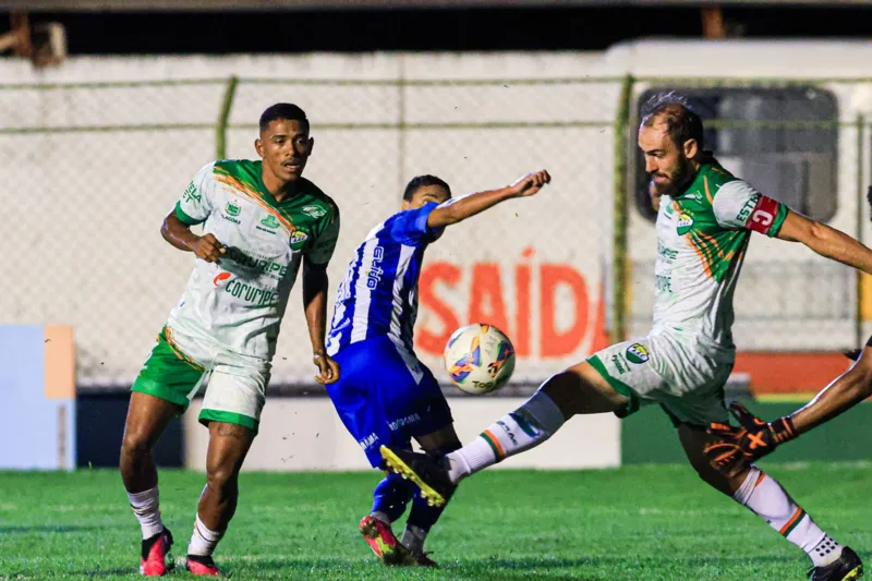 Coruripe sofreu durante alguns minutos, mas controlou o Azulão