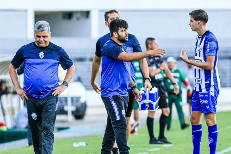 Marcelo Cabo ainda não teve bons números no Azulão