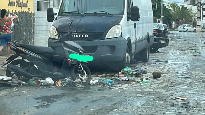 Lixo se acumulou próximo a veículos estacionados