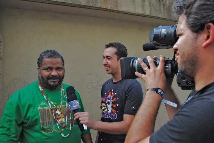 Thiago Rocha entrevistando o músico Arlindo Cruz