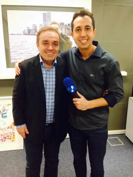 Thiago Rocha entrevistando o saudoso Gugu Liberato
