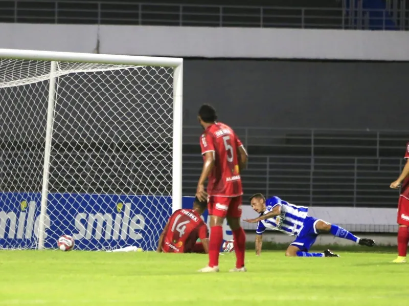 No Clássico das Multidões, CSA vence o CRB por 1 a 0 e garante a classificação antecipada às semifinais do Alagoano