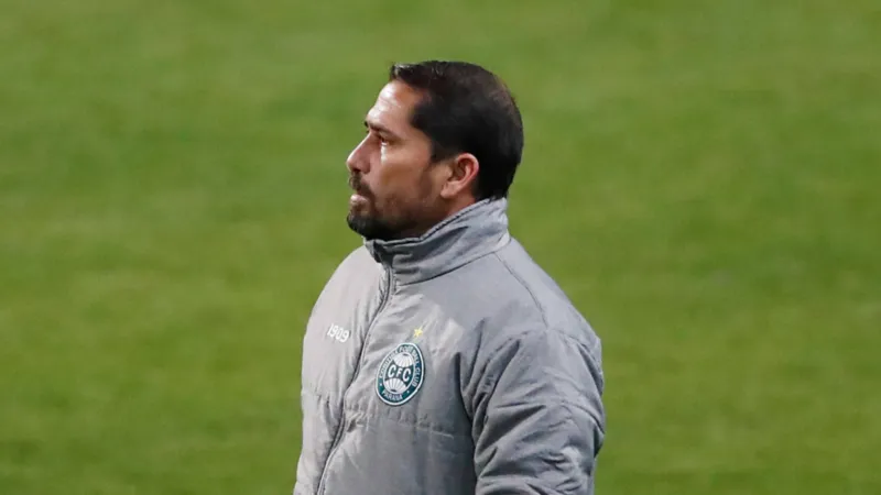 Com um a mais em campo, CRB arranca empate com Coritiba em pleno Couto Pereira: 1 a 1