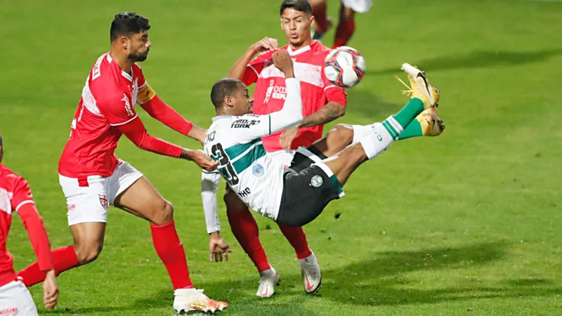 Com um a mais em campo, CRB arranca empate com Coritiba em pleno Couto Pereira: 1 a 1