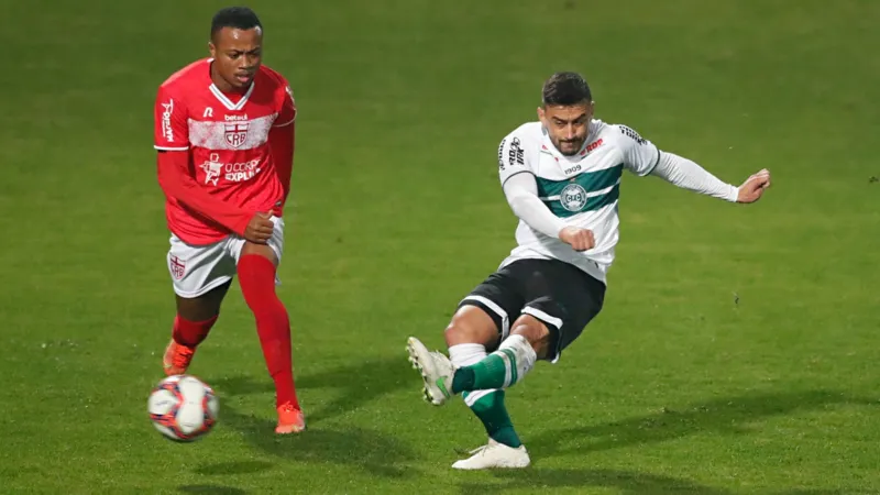 Com um a mais em campo, CRB arranca empate com Coritiba em pleno Couto Pereira: 1 a 1