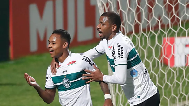 Com um a mais em campo, CRB arranca empate com Coritiba em pleno Couto Pereira: 1 a 1
