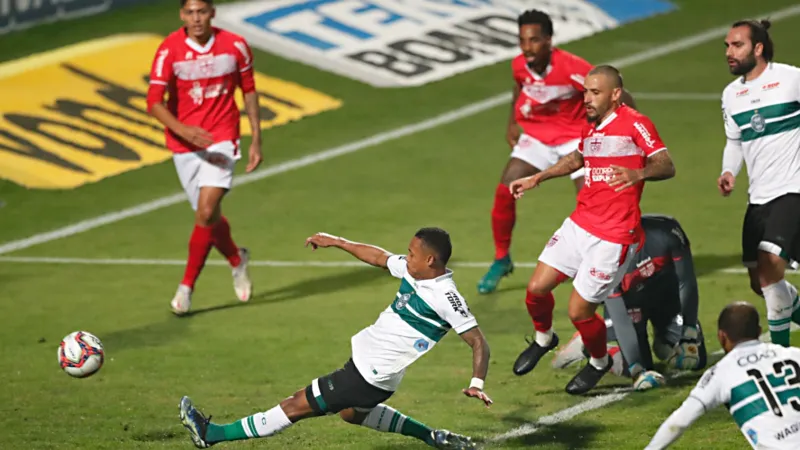 Com um a mais em campo, CRB arranca empate com Coritiba em pleno Couto Pereira: 1 a 1