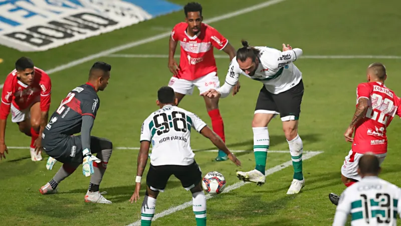 Com um a mais em campo, CRB arranca empate com Coritiba em pleno Couto Pereira: 1 a 1