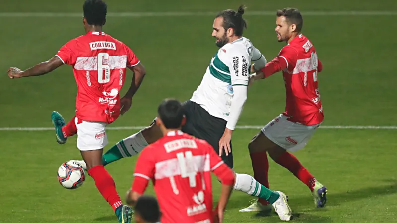 Com um a mais em campo, CRB arranca empate com Coritiba em pleno Couto Pereira: 1 a 1