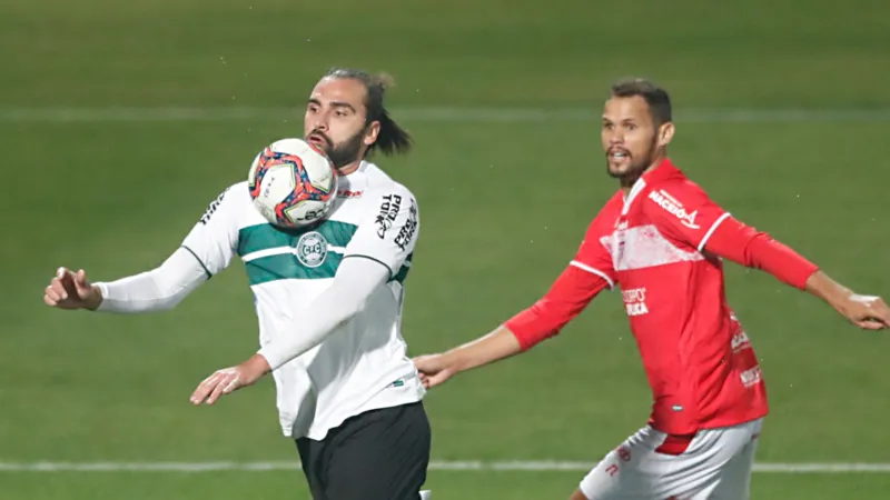 Com um a mais em campo, CRB arranca empate com Coritiba em pleno Couto Pereira: 1 a 1