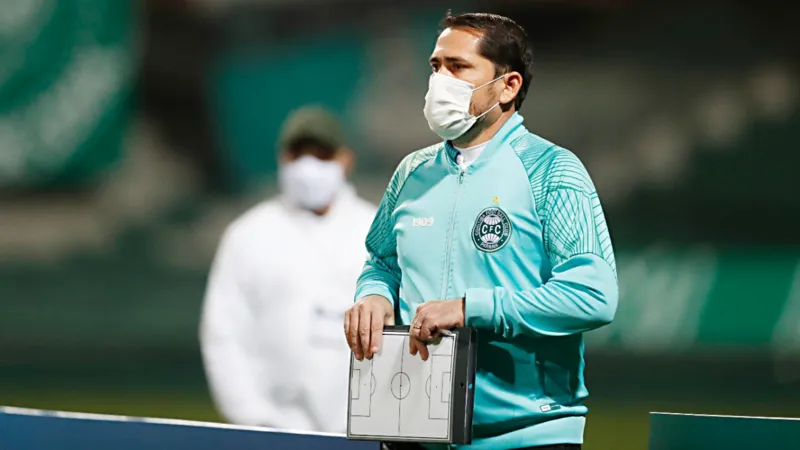 Com um a mais em campo, CRB arranca empate com Coritiba em pleno Couto Pereira: 1 a 1