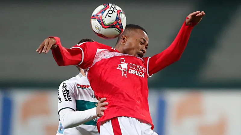 Com um a mais em campo, CRB arranca empate com Coritiba em pleno Couto Pereira: 1 a 1