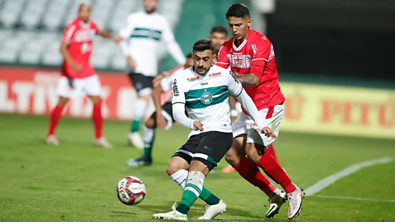 Com um a mais em campo, CRB arranca empate com Coritiba em pleno Couto Pereira: 1 a 1