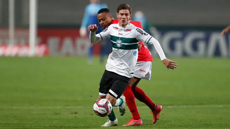 Com um a mais em campo, CRB arranca empate com Coritiba em pleno Couto Pereira: 1 a 1