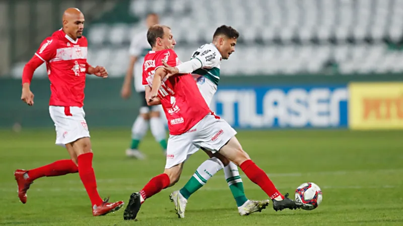 Com um a mais em campo, CRB arranca empate com Coritiba em pleno Couto Pereira: 1 a 1