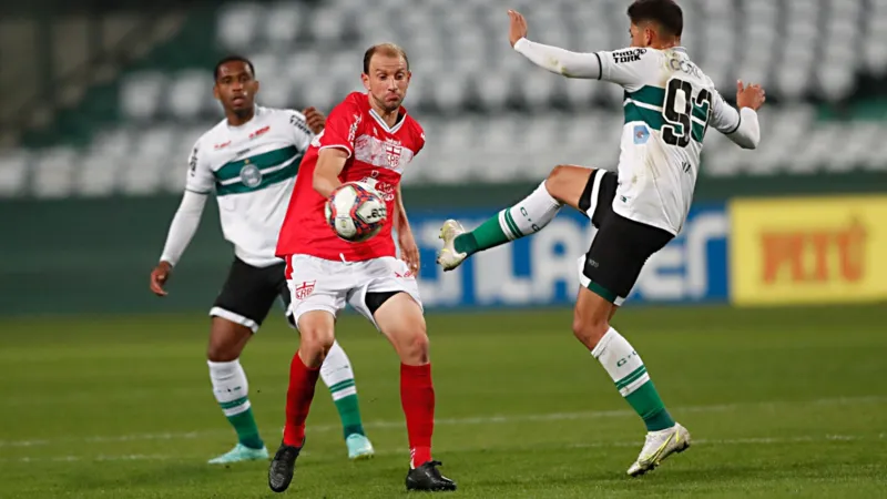 Com um a mais em campo, CRB arranca empate com Coritiba em pleno Couto Pereira: 1 a 1