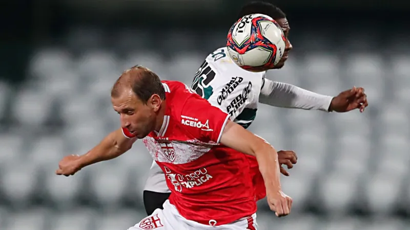 Com um a mais em campo, CRB arranca empate com Coritiba em pleno Couto Pereira: 1 a 1