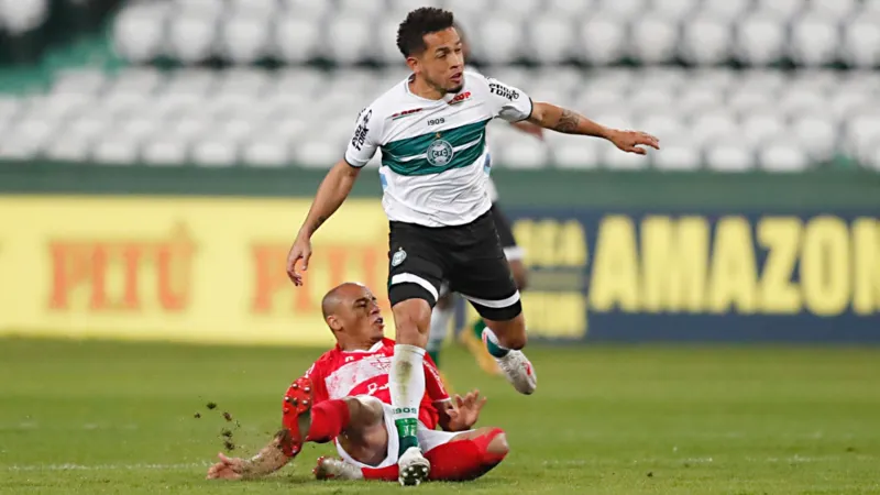 Com um a mais em campo, CRB arranca empate com Coritiba em pleno Couto Pereira: 1 a 1