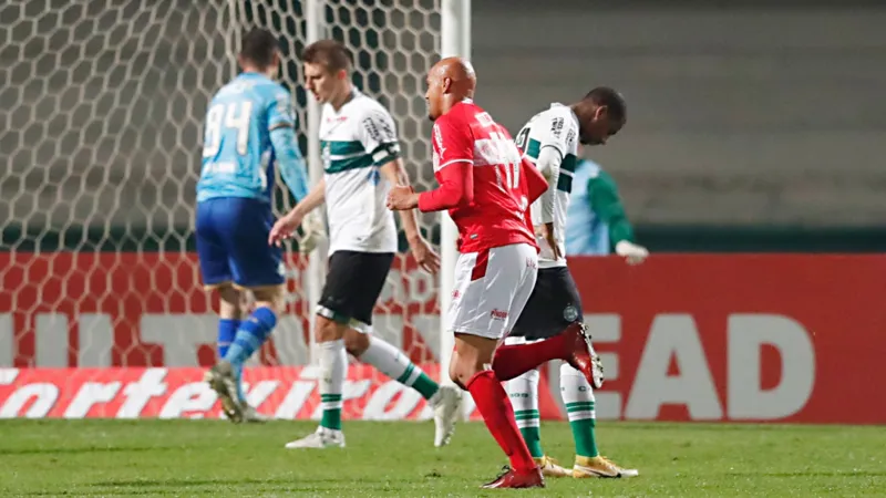 Com um a mais em campo, CRB arranca empate com Coritiba em pleno Couto Pereira: 1 a 1