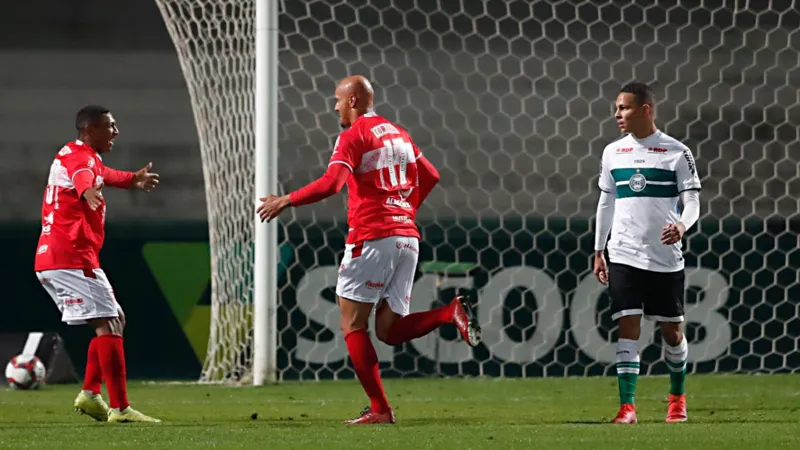 Com um a mais em campo, CRB arranca empate com Coritiba em pleno Couto Pereira: 1 a 1