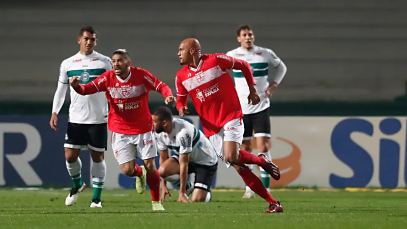 Com um a mais em campo, CRB arranca empate com Coritiba em pleno Couto Pereira: 1 a 1
