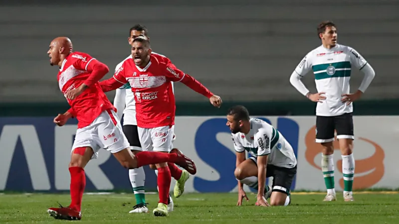 Com um a mais em campo, CRB arranca empate com Coritiba em pleno Couto Pereira: 1 a 1