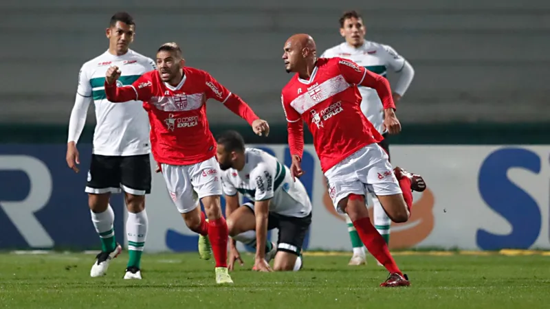 Com um a mais em campo, CRB arranca empate com Coritiba em pleno Couto Pereira: 1 a 1