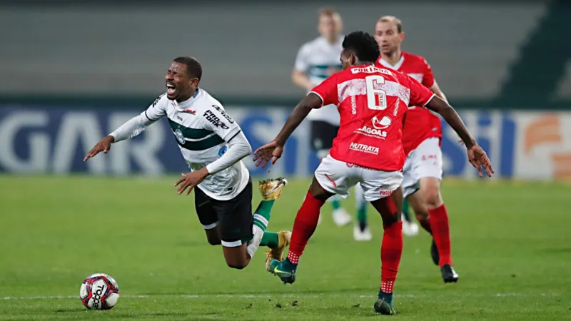 Com um a mais em campo, CRB arranca empate com Coritiba em pleno Couto Pereira: 1 a 1