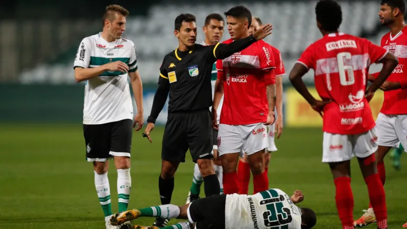 Com um a mais em campo, CRB arranca empate com Coritiba em pleno Couto Pereira: 1 a 1