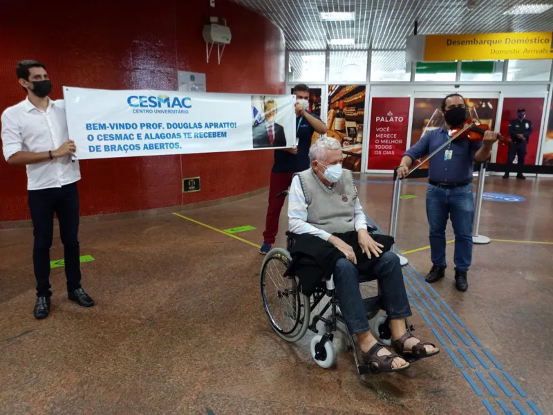 Homenagem expôs faixa para o professor Douglas Apratto no aeroporto de Maceió