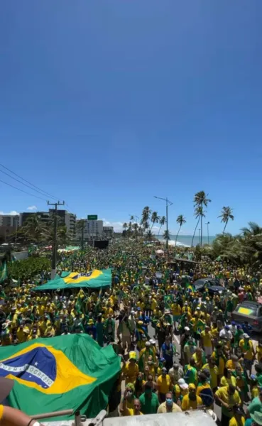 Ato a favor de Bolsonaro reúne multidão na orla marítima de Maceió