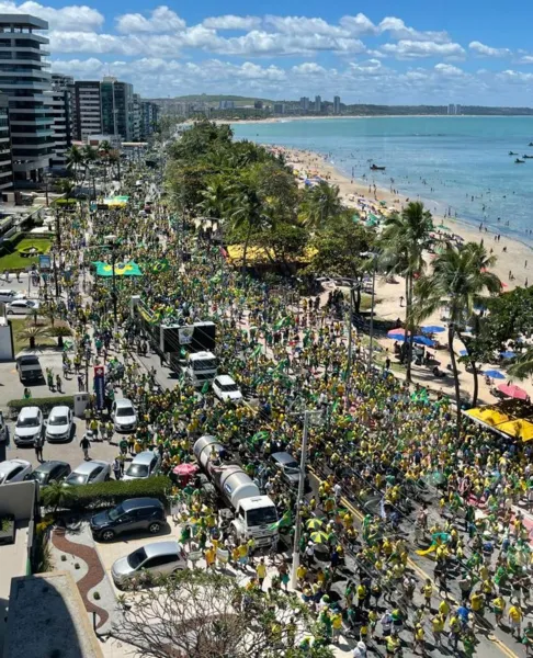 Ato a favor de Bolsonaro reúne multidão na orla marítima de Maceió