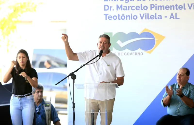 Bolsonaro entrega conjunto residencial no município de Teotônio Vilela