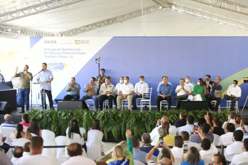 Bolsonaro entrega conjunto residencial no município de Teotônio Vilela