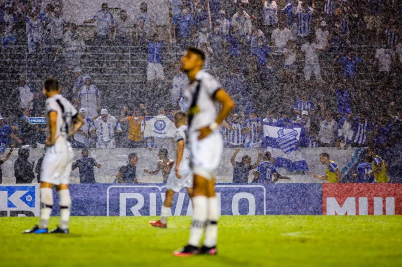 Com gol polêmico nos acréscimos, CSA vence a Ponte de virada e se aproxima do G-4: 2 a 1