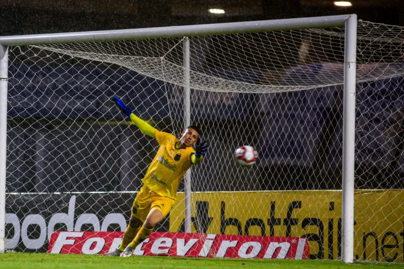 Com gol polêmico nos acréscimos, CSA vence a Ponte de virada e se aproxima do G-4: 2 a 1