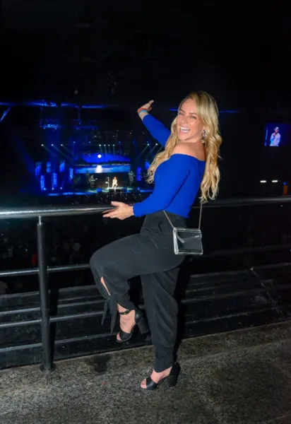 Paolla Oliveira curte show de seu amado na noite desta sexta