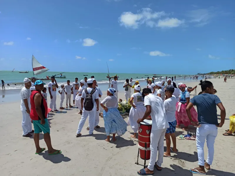 Os fiéis levam oferendas em barcos para lançarem ao mar para que Iemanjá as receba