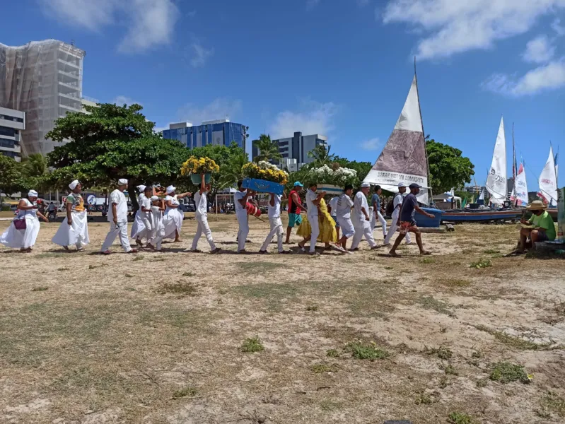 Os fiéis levam oferendas em barcos para lançarem ao mar para que Iemanjá as receba